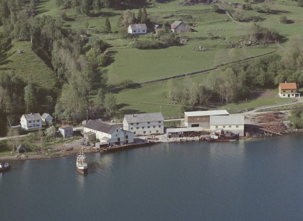 Foto fra Berge i Ølensvåg - kilde Widerøe Flyseskaps flyfoto 1962
