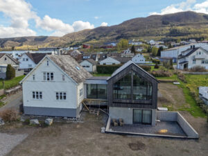 Bilde av fasade på moderne tilbygg på hus bygget av Berge Hus i Ølen