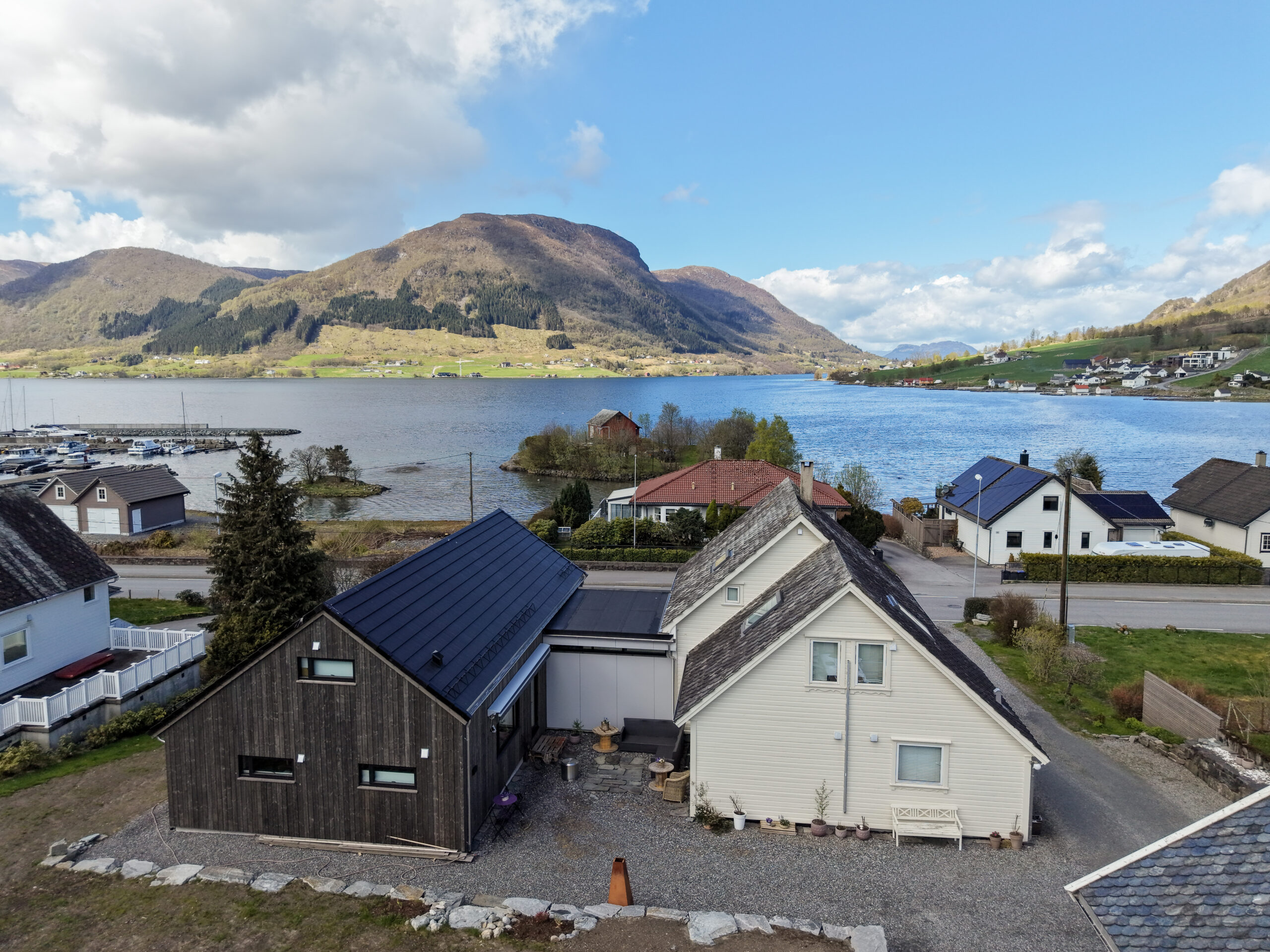 Bilde av fasade på moderne tilbygg på hus bygget av Berge Hus i Ølen