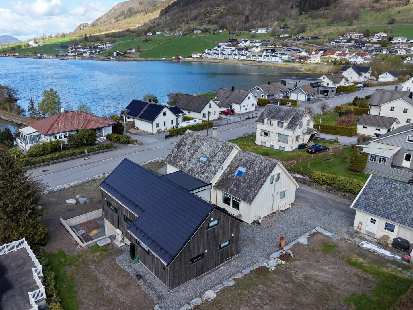 Bilde av fasade på moderne tilbygg på hus bygget av Berge Hus i Ølen