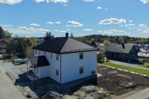 Bilde av fasade på klassisk og herskapelig hus bygget av Berge Hus i Sveio