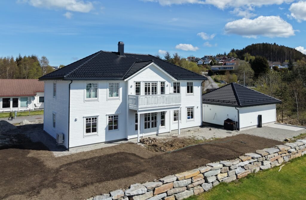 Bilde av fasade på klassisk og herskapelig hus bygget av Berge Hus i Sveio