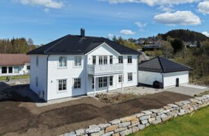 Bilde av fasade på klassisk og herskapelig hus bygget av Berge Hus i Sveio