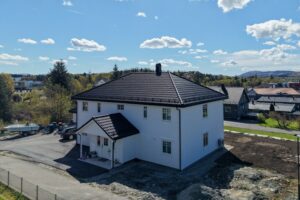 Bilde av fasade på klassisk og herskapelig hus bygget av Berge Hus i Sveio