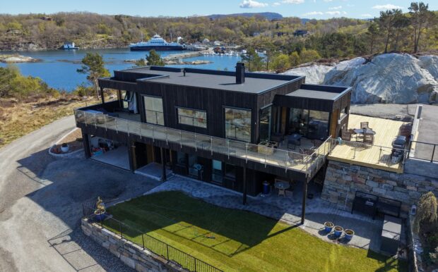 Bilde av fasade på funkishus bygget av Berge Hus i Sveio